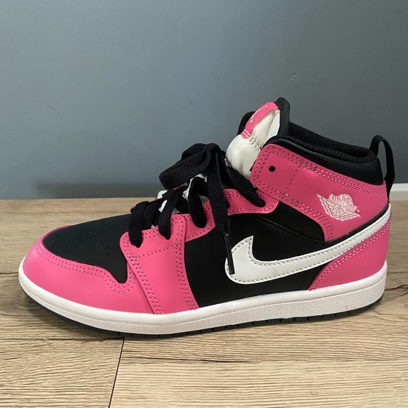 Hot pink Jordan 4 slightly worn in great condition - Picture 4 of 6